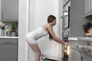 Une robe courte a rendu son demi-frère très excité