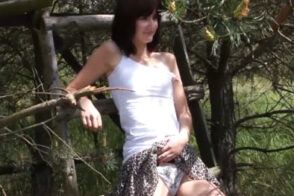 Universitaire dans le parc prêt à baiser avec n’importe qui