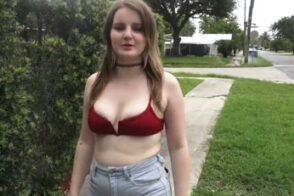 Dans la rue, elle rencontre un homme plus âgé qui veut la baiser