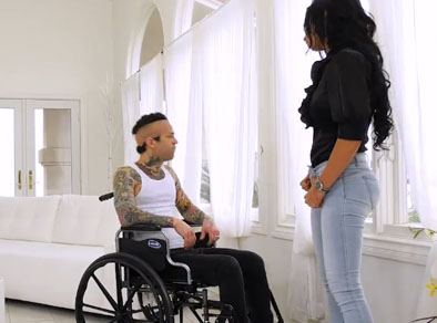 Pervertida follando con su hijastro lesionado
