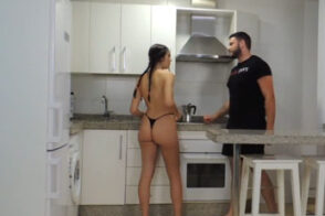 Sua cugina la sorprende nuda in cucina e iniziano a scopare