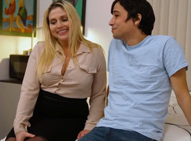 La gorda seduce al inocente de su hijastro